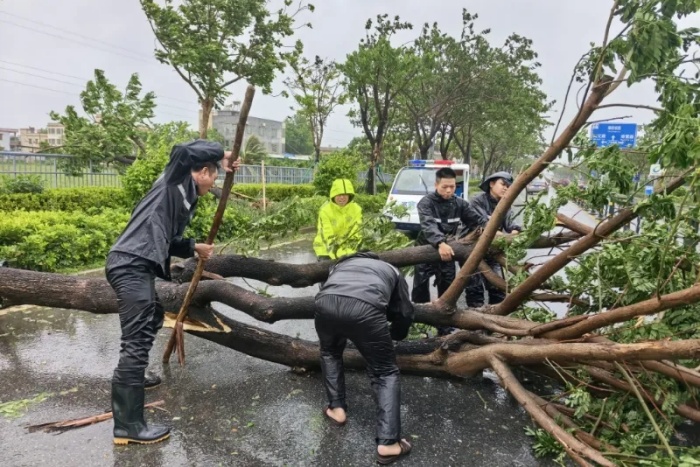 台风“蝴蝶”来袭，三亚警方闻风而动，冲锋在前