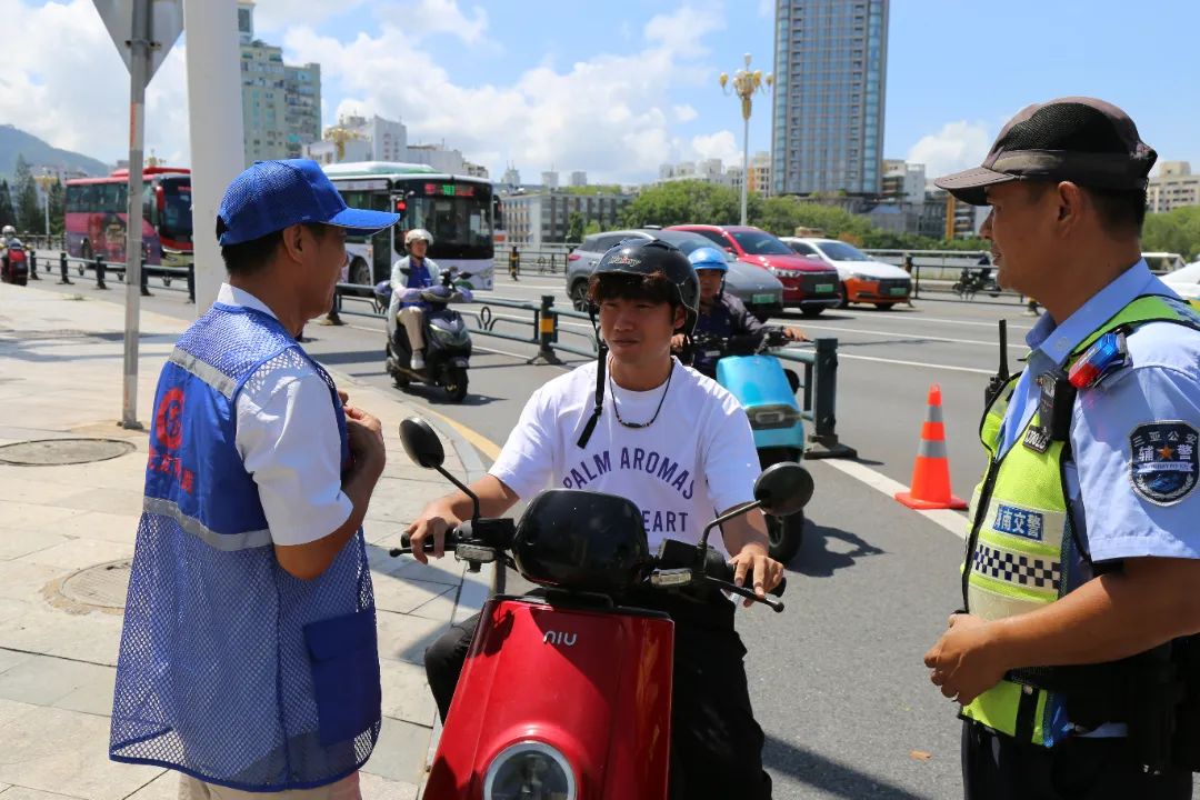 三亚交警创新“接力劝导”模式 开展非机动车违法专项整治