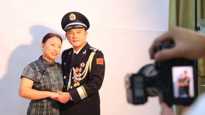 定格从警荣光 续写忠诚华章 三亚警方开展退休民警警礼服纪念照拍摄活动