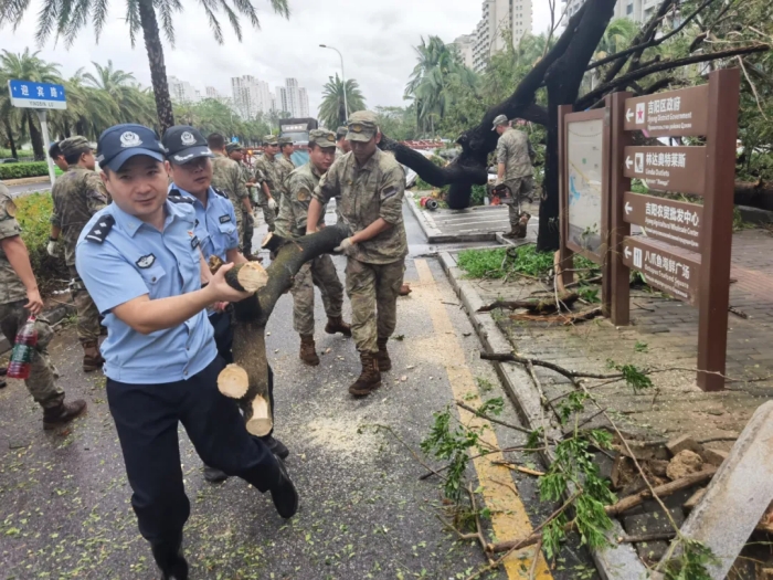 军警联动清路障  全力以“复”护家园