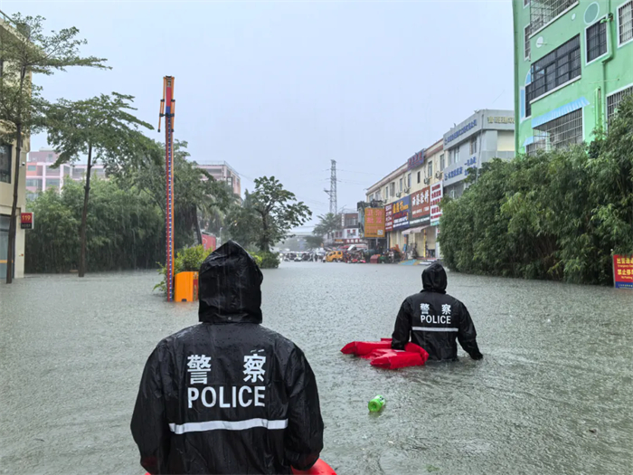 暴雨来袭！三亚公安“雨”您同行，守护平安