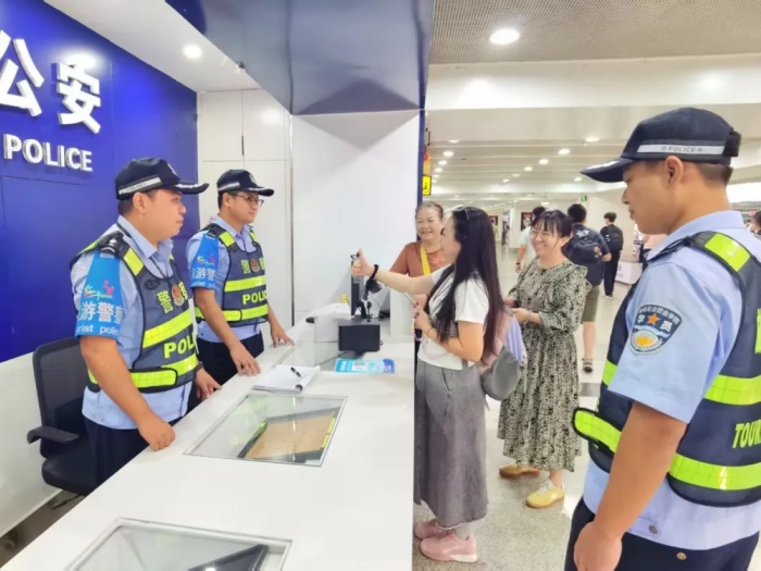 国庆我在岗 | 全警皆旅警，服务暖人心！三亚警方绘就国庆假期平安画卷