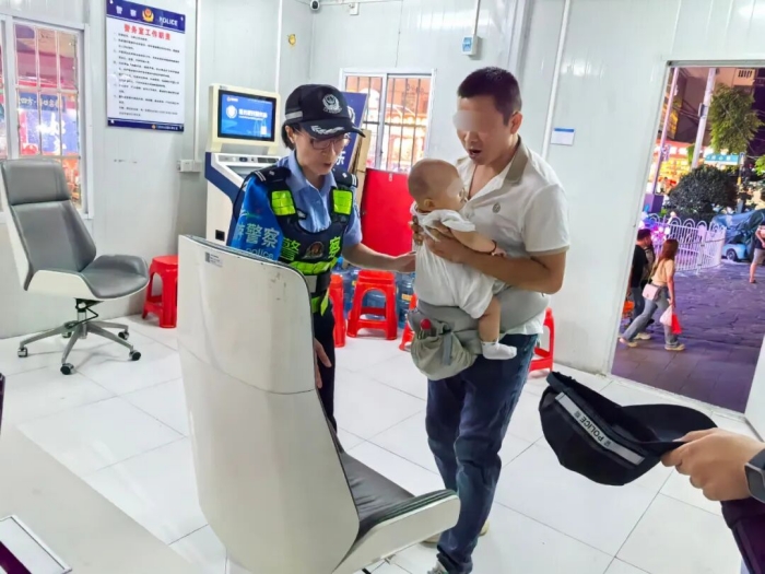 奶爸着急上厕所，毫不犹豫将孩子托付给三亚旅游警察