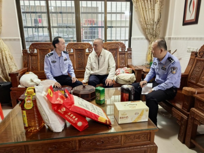 三亚崖州警方开展春节前走访慰问离退休老干部活动