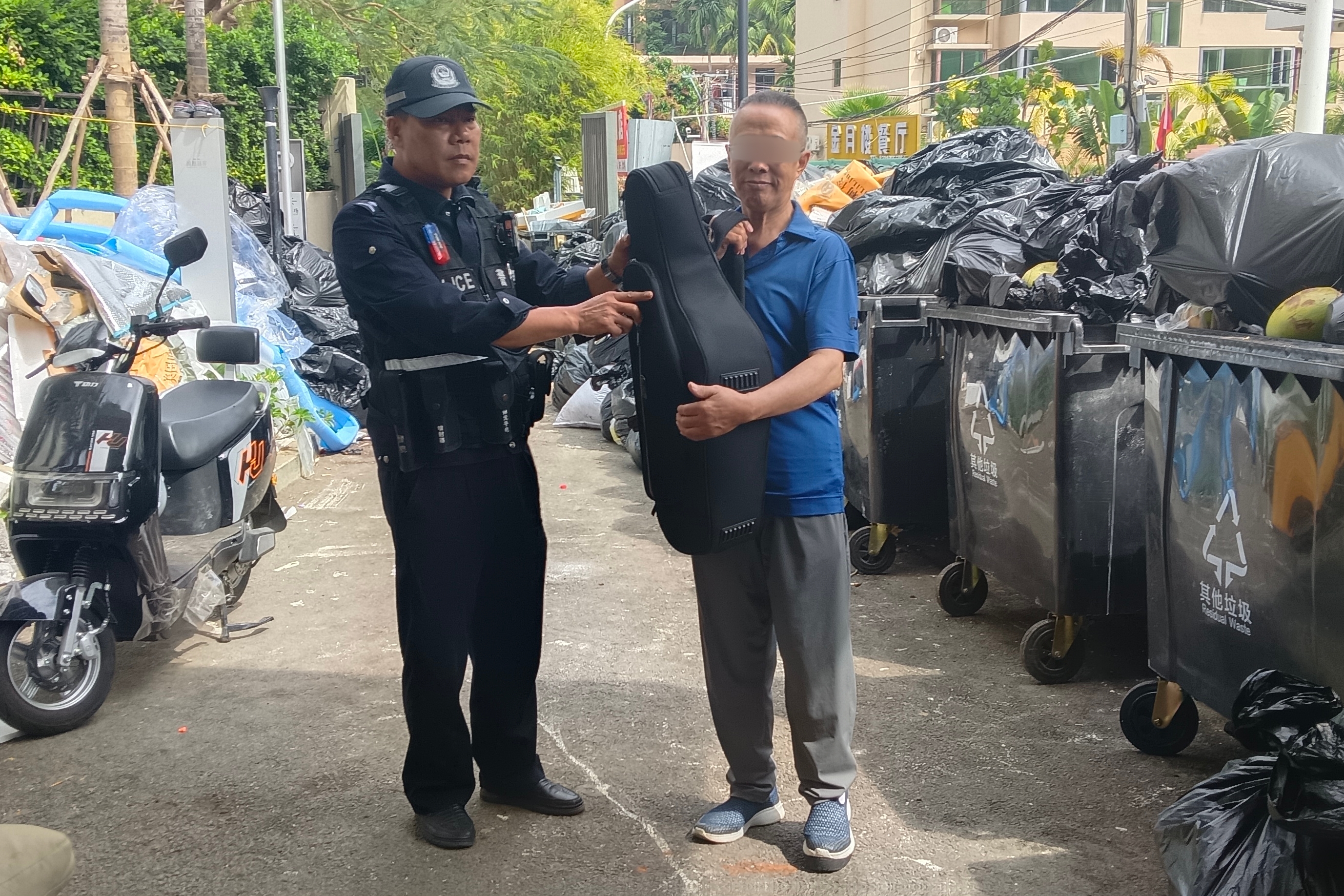 价值4.7万元萨克斯半路“掉队”，三亚天涯公安从垃圾中翻找寻回