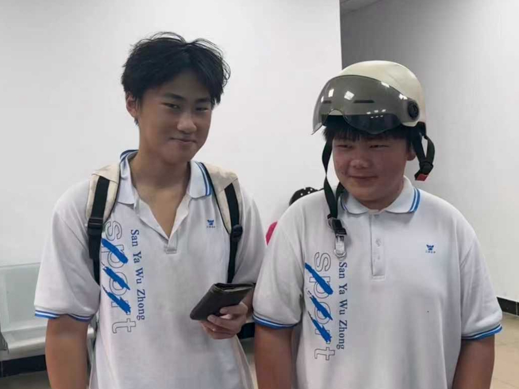 放学路上的“特殊任务”：三亚两学生捡到钱包直奔派出所