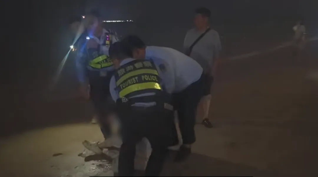 千钧一发之际，他纵身冲入海中，警民齐心成功救回轻生老人