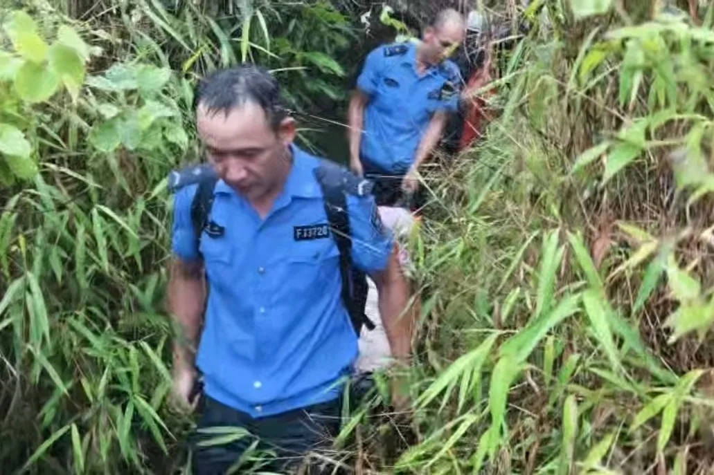 【节日我在岗】女子登山不慎摔断腿，三亚天涯公安冒雨救援……