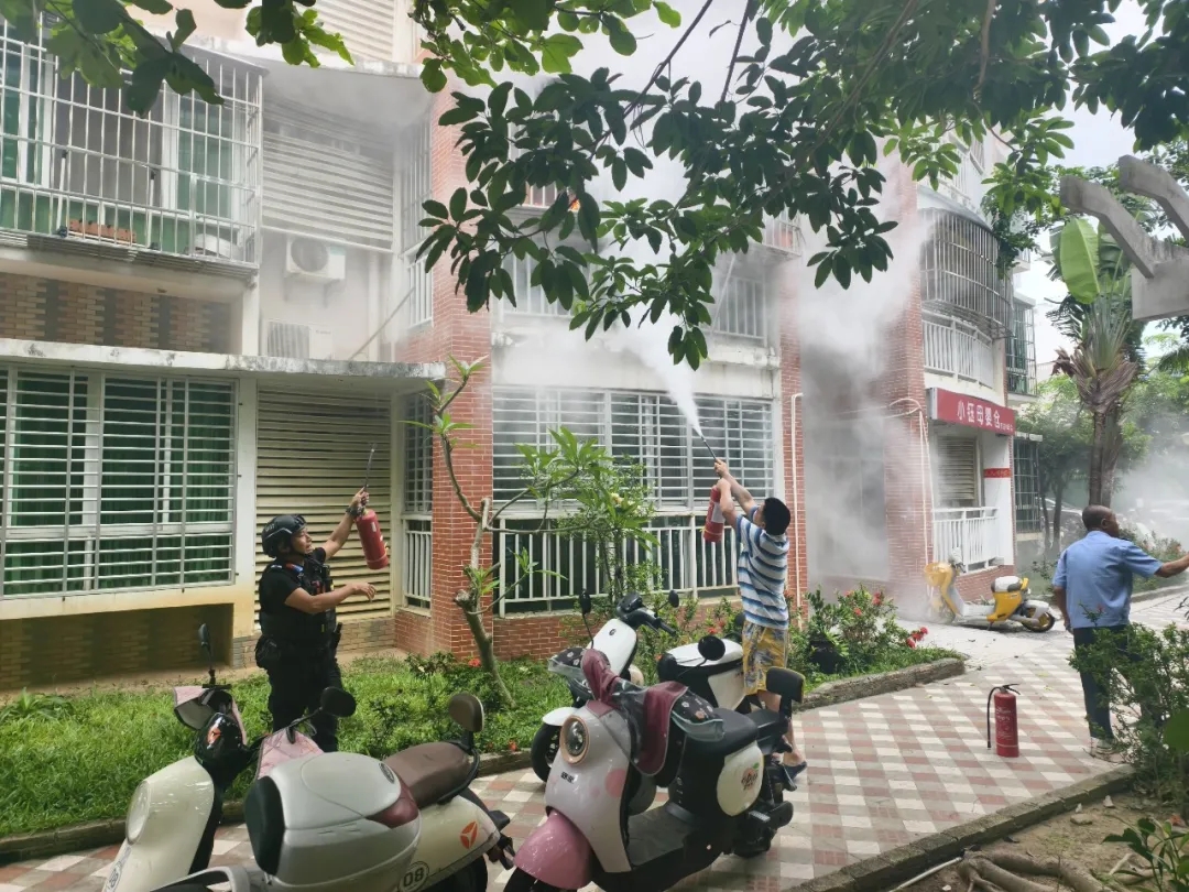 【节日我在岗】“多亏了你们及时出手！” 三亚特警迅速响应，及时扑灭火情