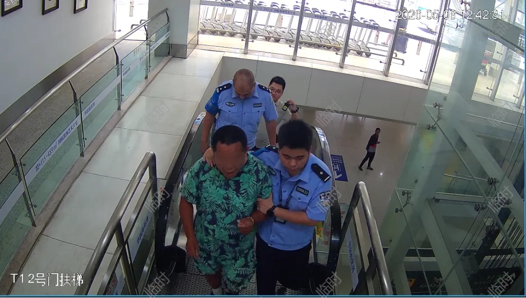 三亚凤凰机场警方：只是因为在人群中多看了你一眼......