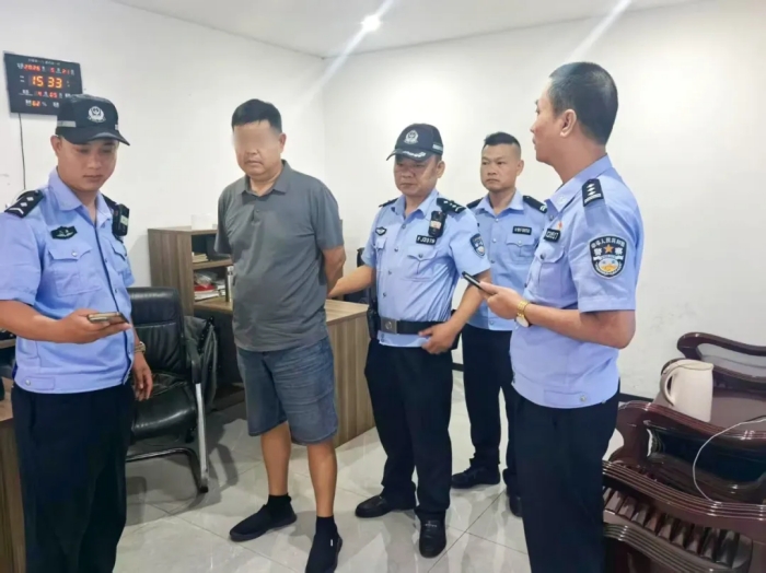 【交通管理】业务大厅秒变抓捕现场，三亚交警“翻柜”擒获在逃人员