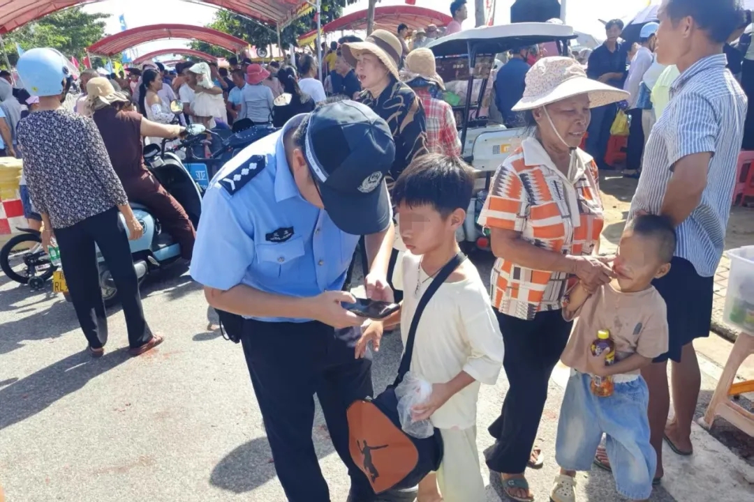 【节日我在岗】男童不慎走失，三亚崖州警方暖心护送平安还家
