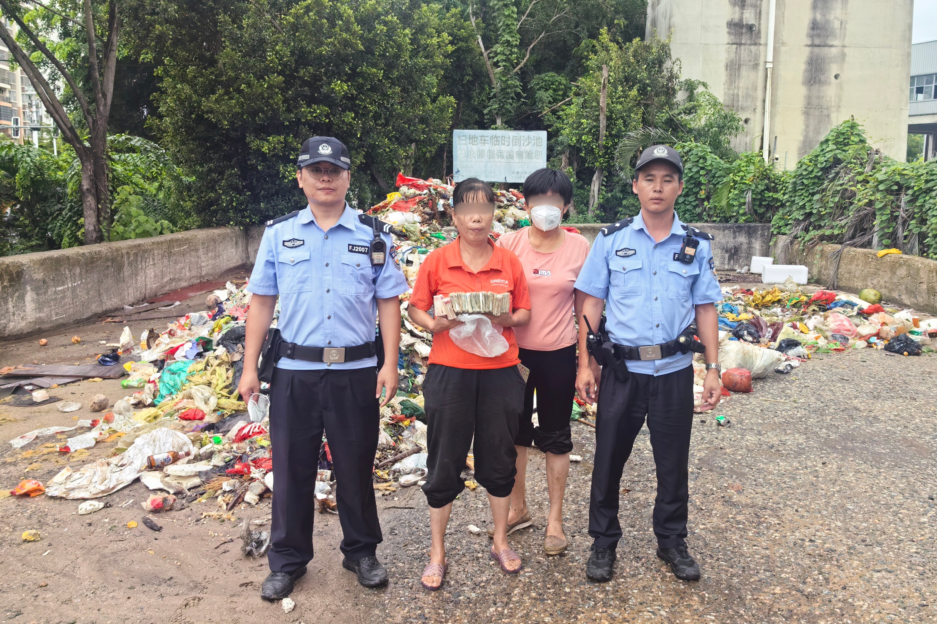 【百日行动】5万元现金误当垃圾丢弃，三亚吉阳公安翻找15吨垃圾助群众寻回