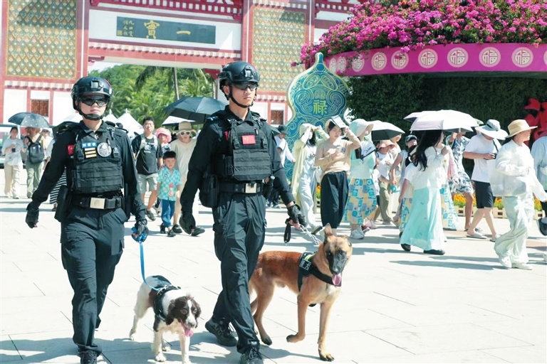 三亚公安国庆在岗暖心护航市民游客出行